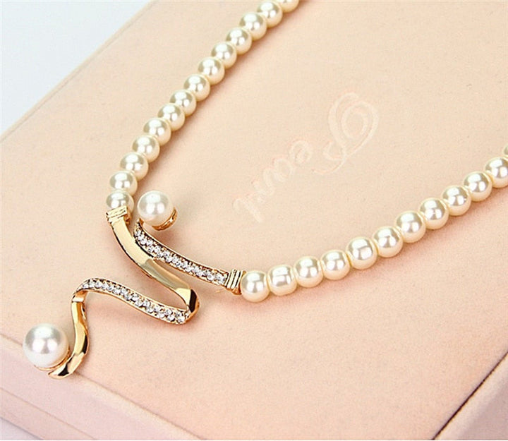 Isla - Natural Pearl Necklace & Earrings Set