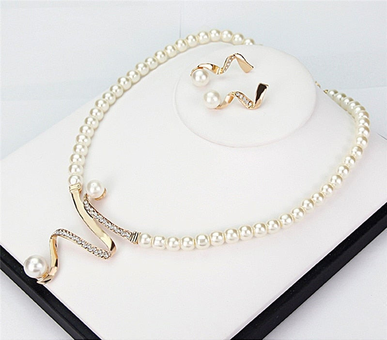 Isla - Natural Pearl Necklace & Earrings Set