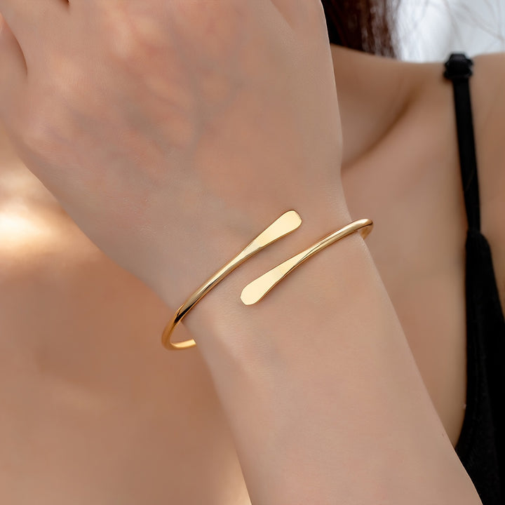 Sophia – Timeless Golden Open Bangle