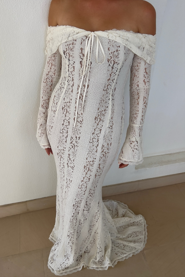 Evelyn - Elegant Off-Shoulder Lace Maxi Dress