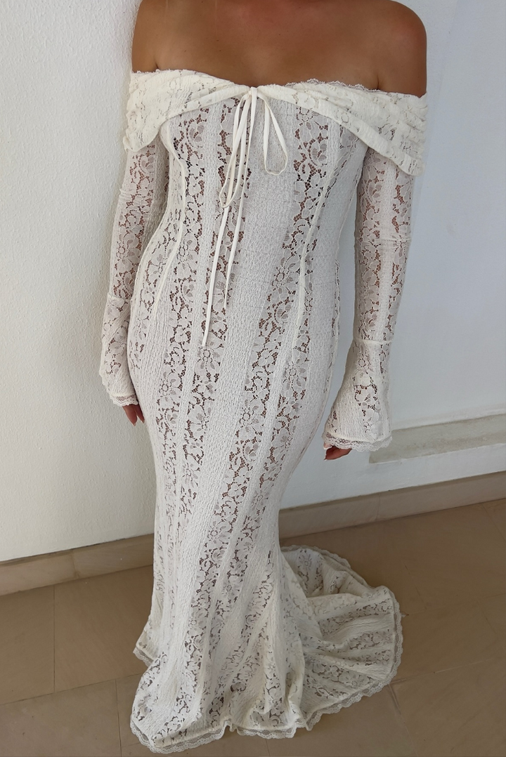 Evelyn - Elegant Off-Shoulder Lace Maxi Dress