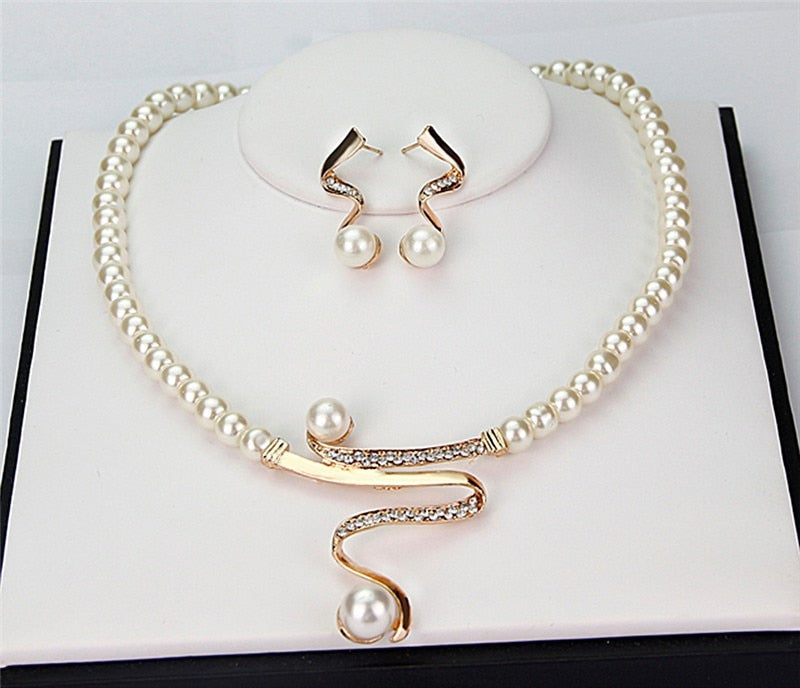 Isla - Natural Pearl Necklace & Earrings Set