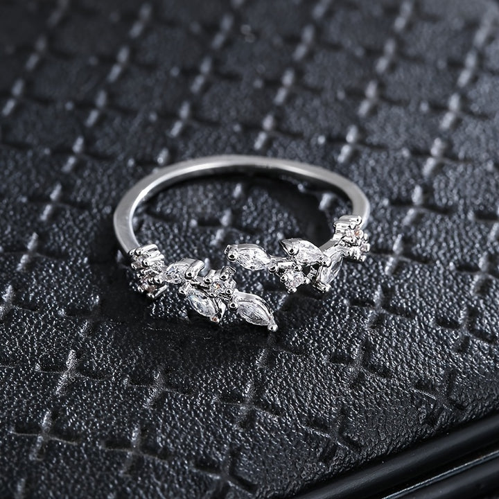 Sylvia – Elegant Leaf Design Ring